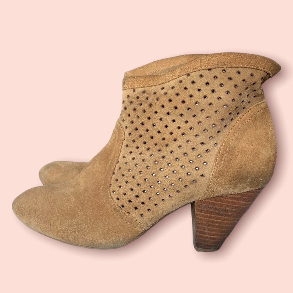 🔥 JESSICA SIMPSON 🔥 adorable suede booties - size 6